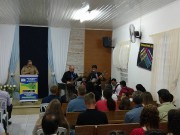 Igreja lotada e mais ainda do Poder de Deus