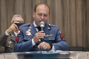 Militares em união no culto militar