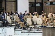 Militares em união no culto militar