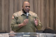 Militares em união no culto militar