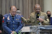 Militares em união no culto militar