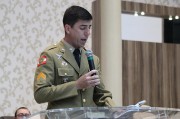 Militares em união no culto militar