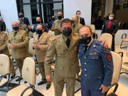 Militares em união no culto militar