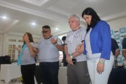 Família unida na presença de Deus