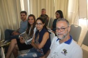 Família unida na presença de Deus