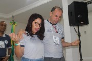 Família unida na presença de Deus