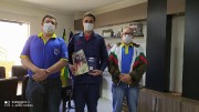 Bíblia, pão diário, canécas e mantimentos