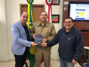 Bíblia, pão diário, canécas e mantimentos