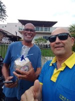 Bíblia, pão diário, canécas e mantimentos