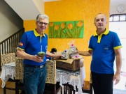 Bíblia, pão diário, canécas e mantimentos