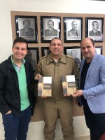 Bíblia, pão diário, canécas e mantimentos