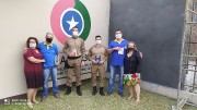 Entrega de bíblia aos militares 