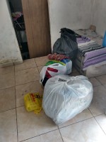 Bíblia, pão diário, canécas e mantimentos