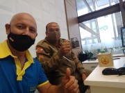 Bíblia, pão diário, canécas e mantimentos