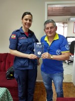 Bíblia, pão diário, canécas e mantimentos