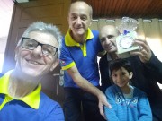 Bíblia, pão diário, canécas e mantimentos