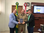 Bíblia, pão diário, canécas e mantimentos