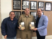 Bíblia, pão diário, canécas e mantimentos