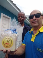 Bíblia, pão diário, canécas e mantimentos