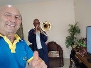Bíblia, pão diário, canécas e mantimentos