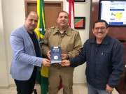 Bíblia, pão diário, canécas e mantimentos