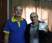 Bíblia, pão diário, canécas e mantimentos