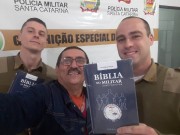 Bíblia, pão diário, canécas e mantimentos