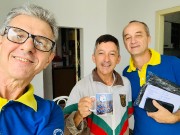 Bíblia, pão diário, canécas e mantimentos