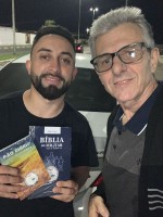 Bíblia, pão diário, canécas e mantimentos
