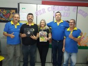 Sócios recebem materiais e bíblias do militar