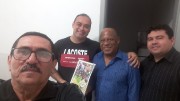 Sócios recebem materiais e bíblias do militar