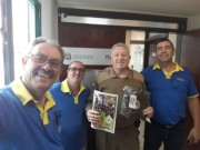 Sócios recebem materiais e bíblias do militar