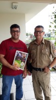 Sócios recebem materiais e bíblias do militar