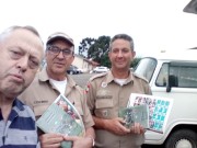 Sócios recebem materiais e bíblias do militar
