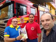 Sócios recebem materiais e bíblias do militar
