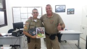 Sócios recebem materiais e bíblias do militar