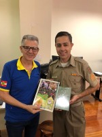Sócios recebem materiais e bíblias do militar