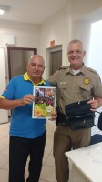 Sócios recebem materiais e bíblias do militar