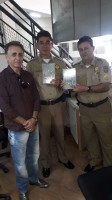 Sócios recebem materiais e bíblias do militar