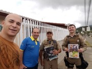 Sócios recebem materiais e bíblias do militar