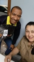 Sócios recebem materiais e bíblias do militar