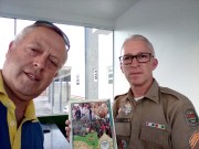 Sócios recebem materiais e bíblias do militar