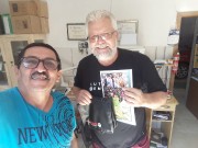 Sócios recebem materiais e bíblias do militar