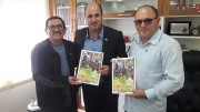 Sócios recebem materiais e bíblias do militar
