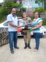 Sócios recebem materiais e bíblias do militar