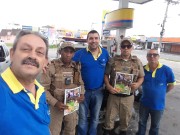 Sócios recebem materiais e bíblias do militar