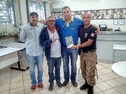 Sócios recebem materiais e bíblias do militar