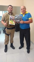 Sócios recebem materiais e bíblias do militar