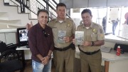 Sócios recebem materiais e bíblias do militar