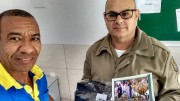 Sócios recebem materiais e bíblias do militar